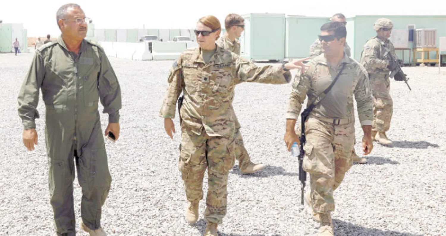 جنود أميركيون وعراقيون في قاعدة القيارة جنوب الموصل (رويترز)