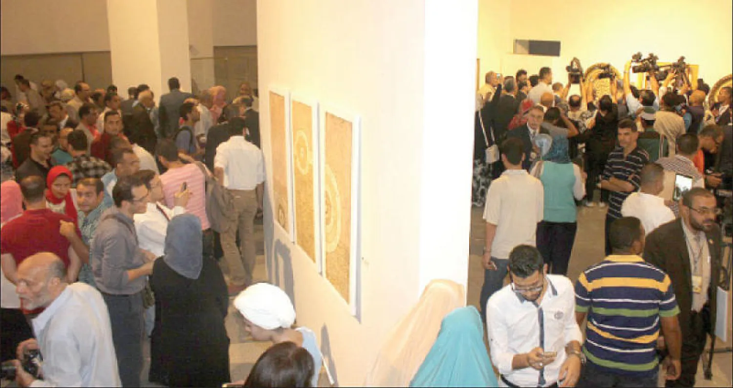 زوار في إحدى قاعات الملتقى