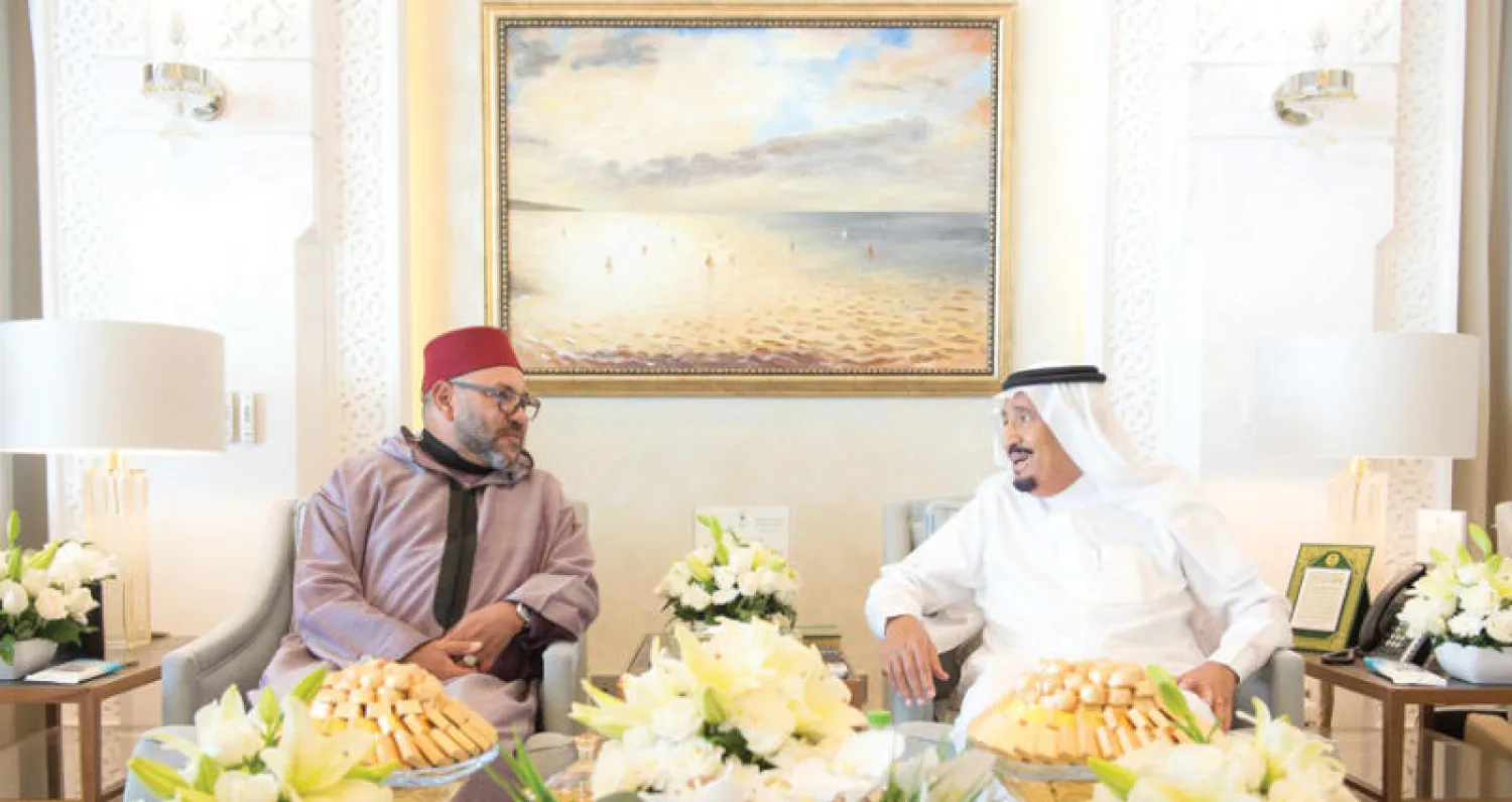 خادم الحرمين الشريفين خلال استقباله الملك محمد السادس في مقر اقامته بمدينة طنجة المغربية أمس (واس)
