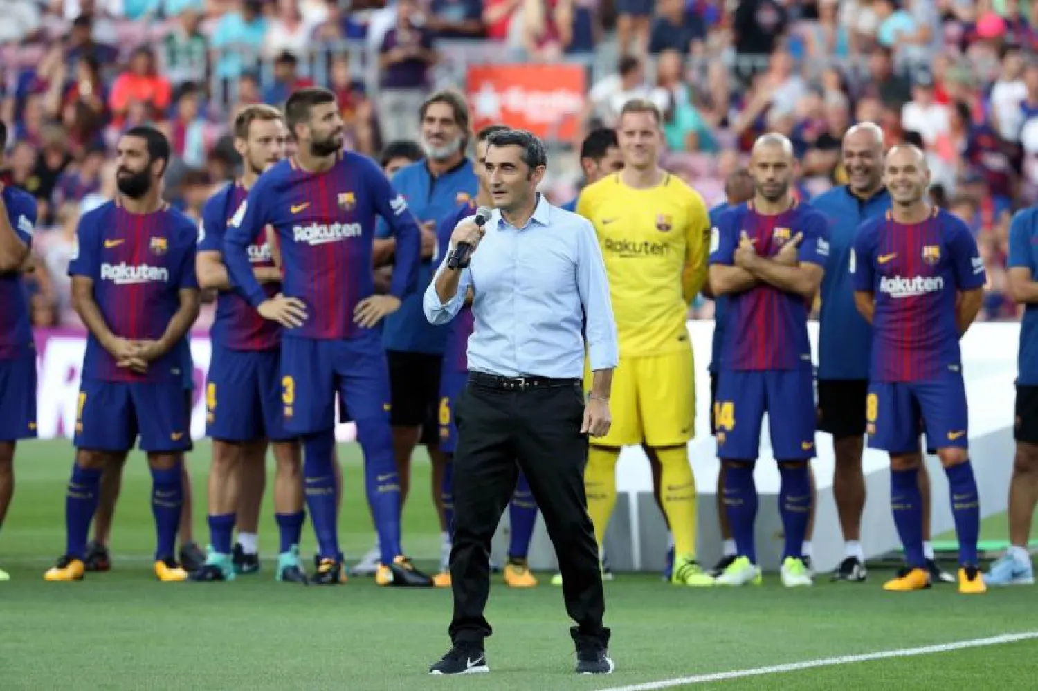 إرنستو فالفيردي يقدم لاعبي برشلونة قبل مباراة تشابكوينسي في كأس غامبر الودية (إ.ب.أ)