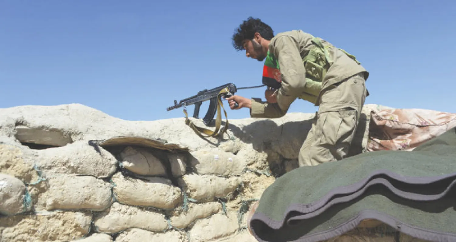 جندي أفغاني في نقطة مراقبة في «حسكا مينا» بولاية ننجرهار حيث سقط عدد من المدنيين قتلى بضربة جوية أميركية (أ.ف.ب)