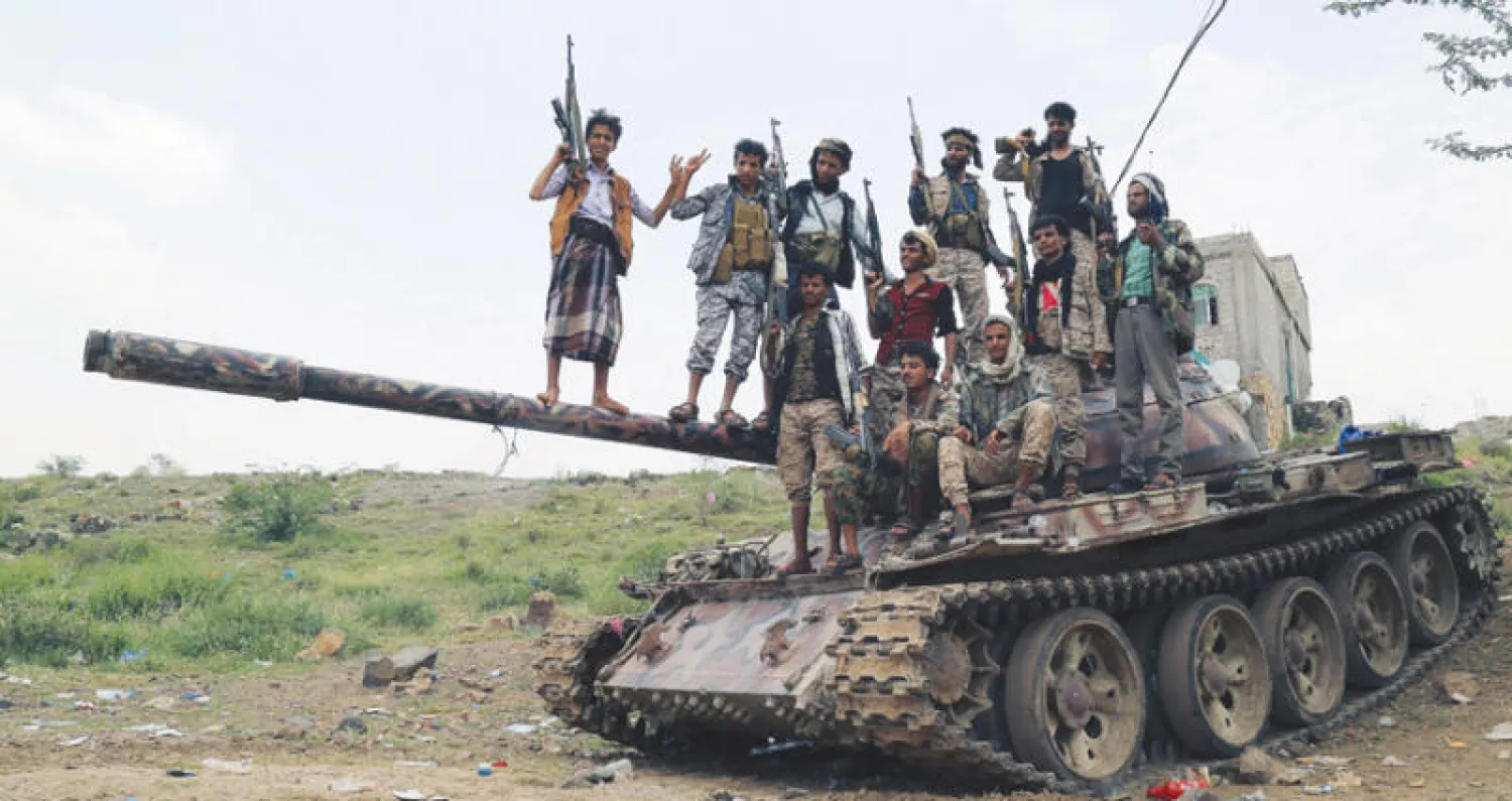 عناصر من القوات الموالية للشرعية على ظهر دبابة في إحدى جبهات تعز (رويترز)