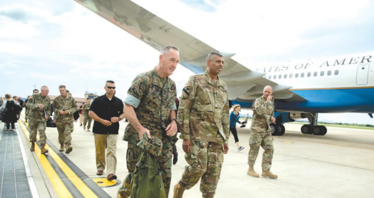 رئيس الأركان الأميركي جوزيف دانفورد يصل إلى قاعدة أوسان العسكرية في كوريا الجنوبية أمس (أ.ب)