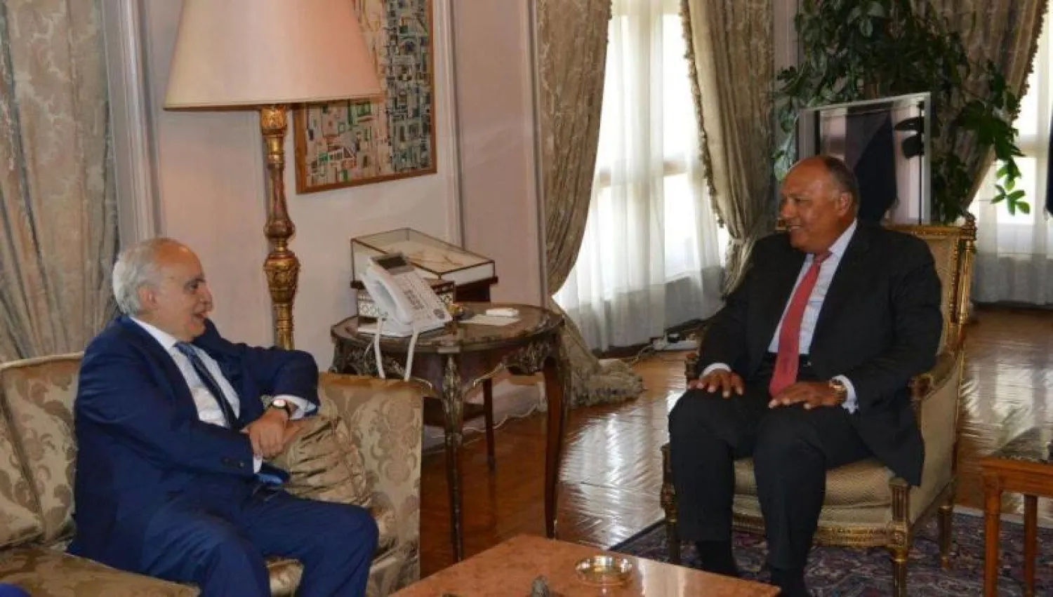 وزير الخارجية المصري خلال استقباله المبعوث الأممي إلى ليبيا غسان سلامة في القاهرة («وزارة الخارجية المصرية»)