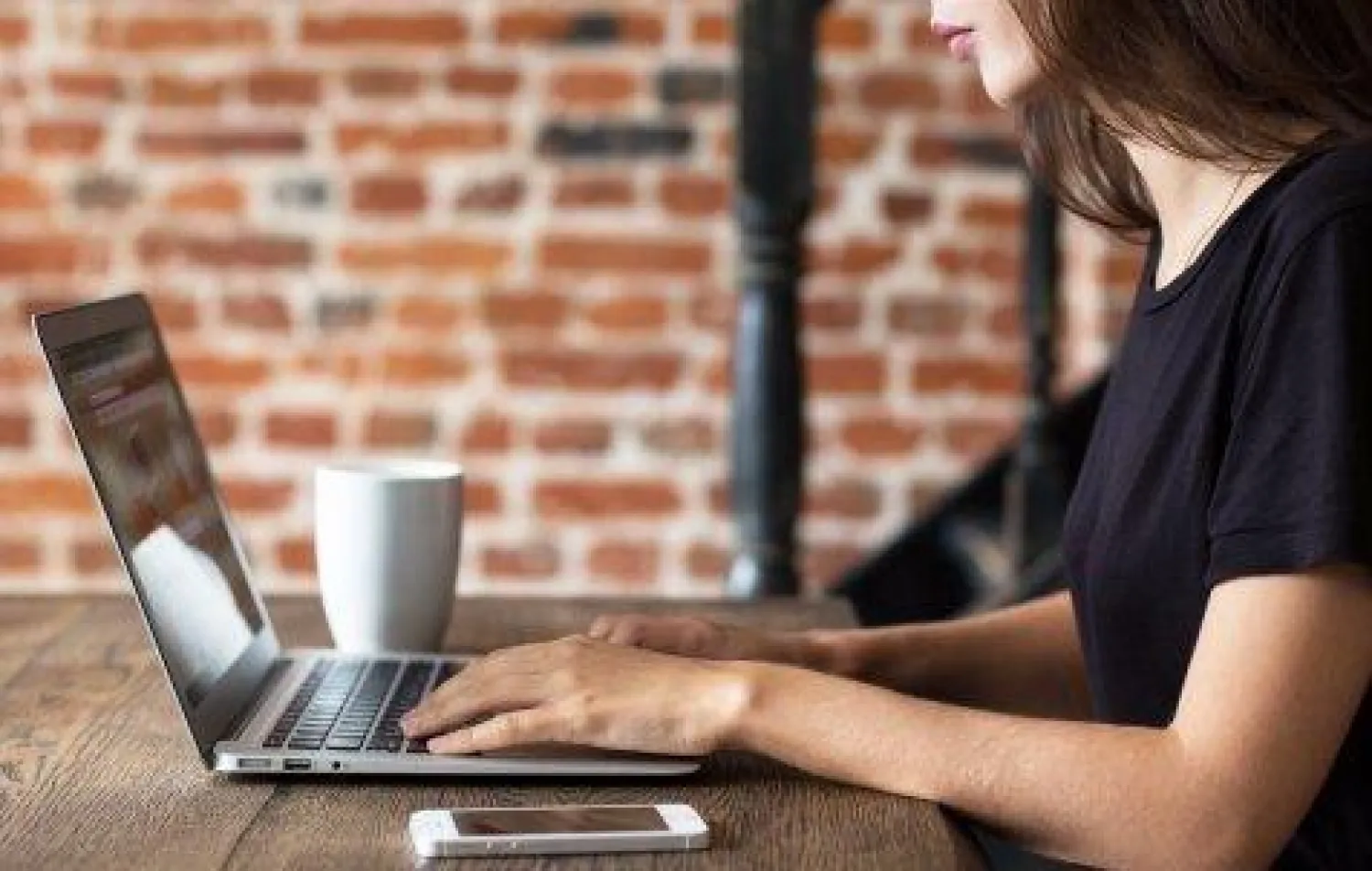 فتاة ترد على رسائل بريدها الإلكتروني (بيزنيس إنسيدر)