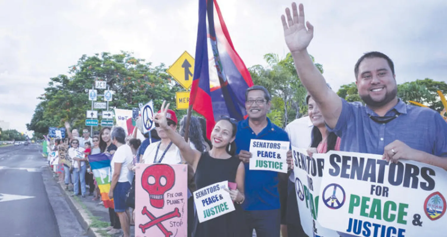 مظاهرة في غوام للمطالبة بنزع السلاح من الجزيرة أمس (أ.ف.ب)