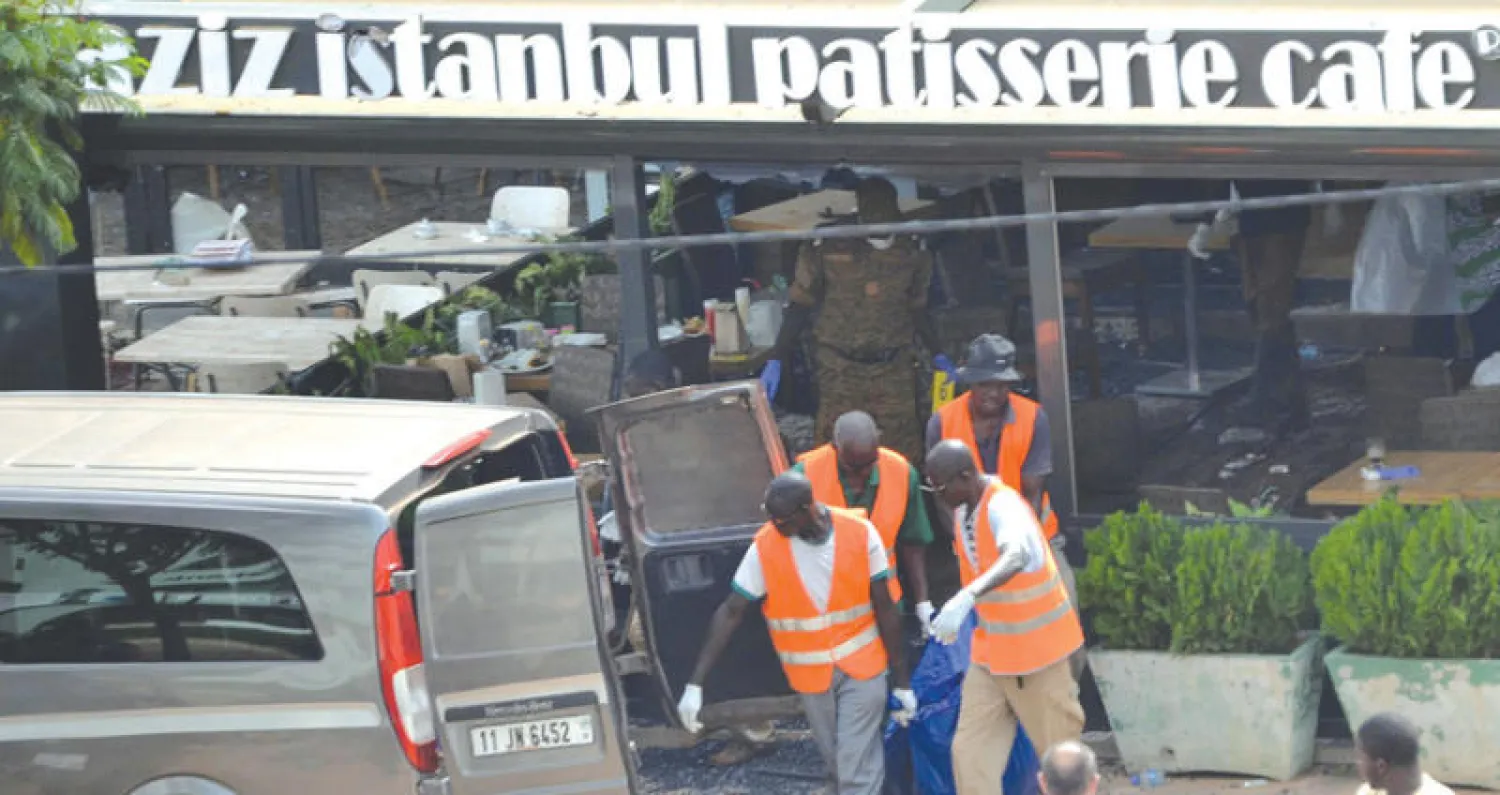 رجال الإغاثة ينقلون ضحايا الهجوم في واغادوغو أول من أمس (رويترز)