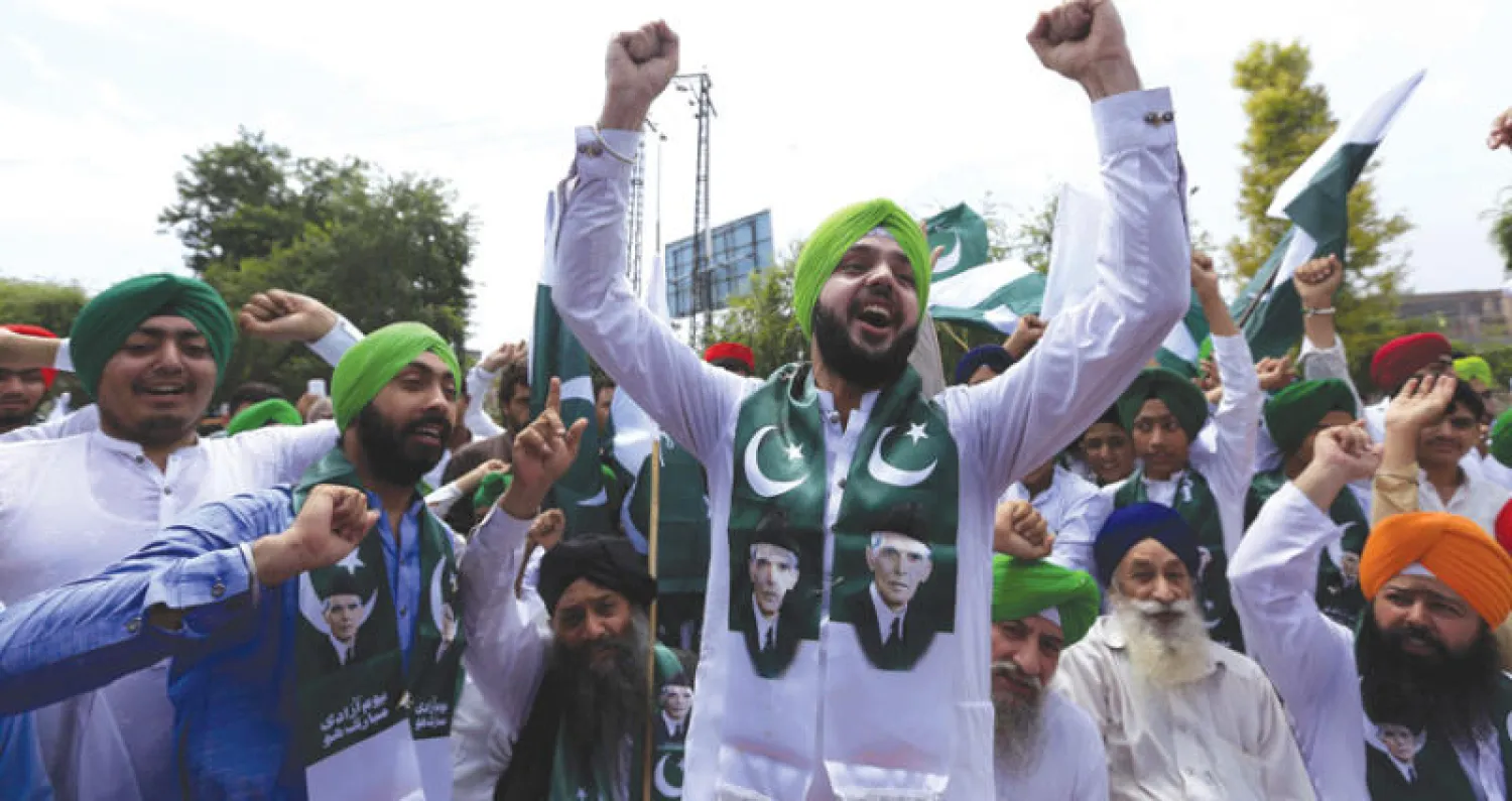 أفراد من السيخ يحتفلون بذكرى استقلال باكستان في بيشاور أمس (إ.ب.أ)