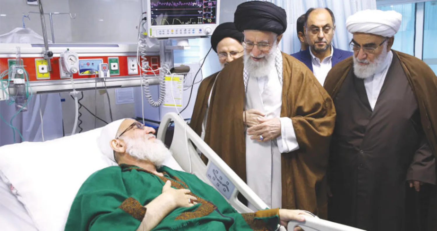 صورة نشرها موقع خامنئي من زيارته لهاشمي شاهرودي بعد إجرائه جراحة في القلب في منتصف مايو