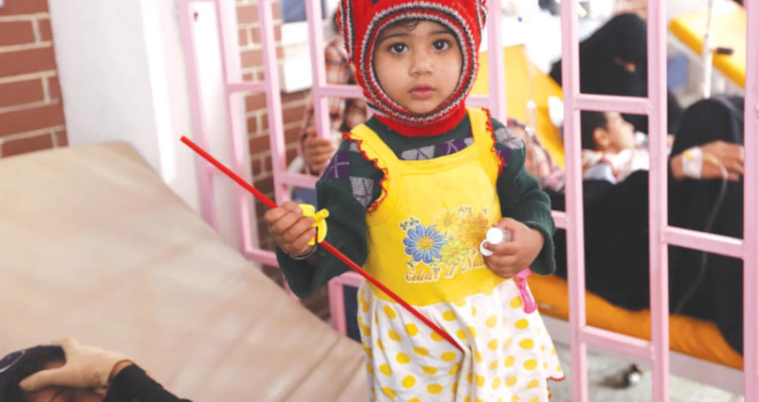 طفلة يمنية يشتبه في إصابتها بالكوليرا تتلقى العلاج في مستشفى بصنعاء (أ.ف.ب)