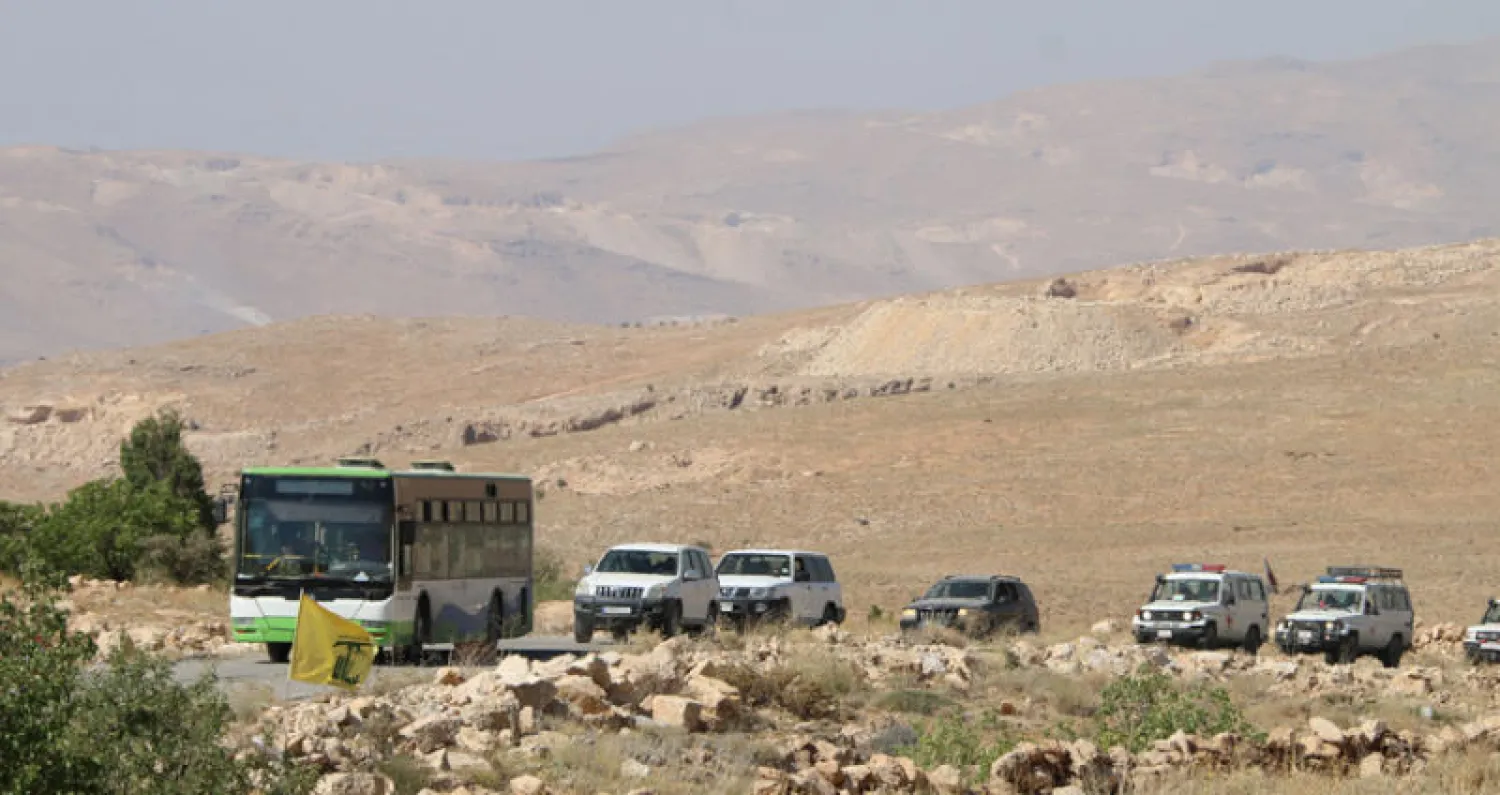 قافلة تقل مقاتلي «سرايا أهل الشام» قرب بلدة عرسال اللبنانية تستعد لدخول الحدود السورية أمس (أ.ف.ب)