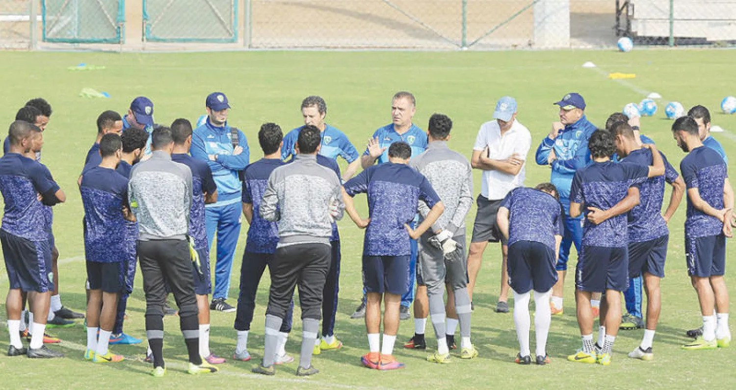 مدرب فريق الفتح يوجه اللاعبين في حصة تدريبية سابقة («الشرق الأوسط»)