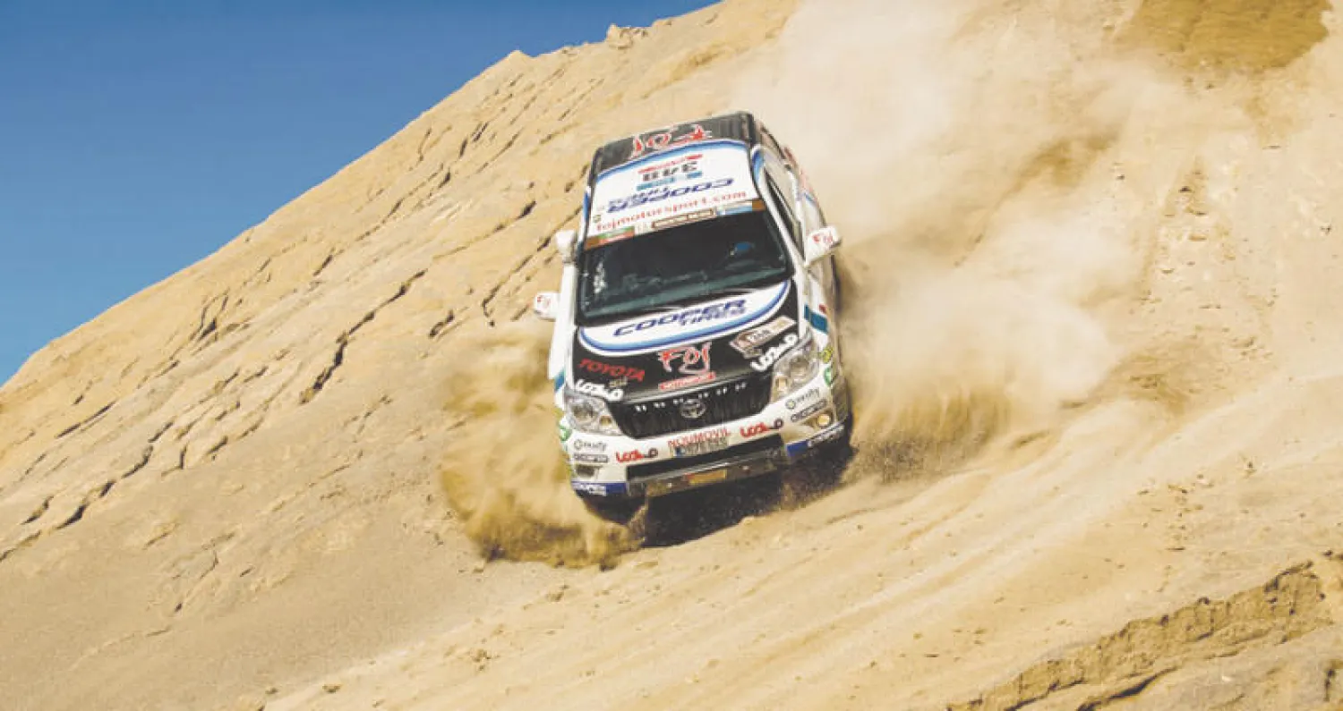 سيارة مجهزة بإطارات كوبر أثناء رالي باريس - دكار