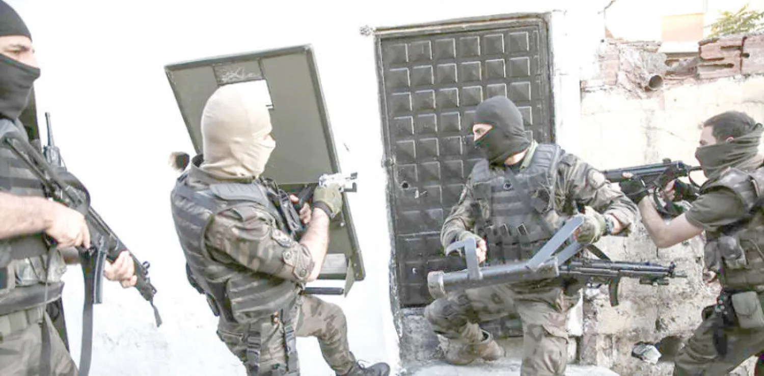 جانب من مداهمة منزل أحد عناصر «داعش» في إسطنبول («الشرق الأوسط»)