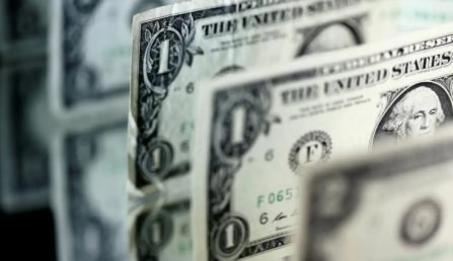 أوراق نقدية فئة الدولار الأميركي (رويترز)