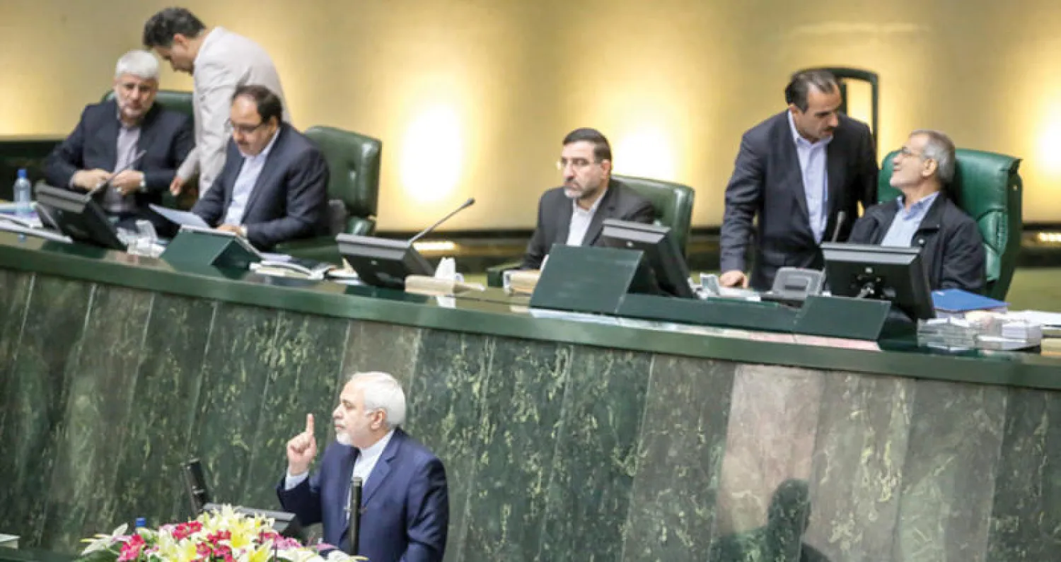 وزير الخارجية الإيراني محمد جواد ظريف في البرلمان أمس لدى شرحه برامجه للسنوات الأربع المقبلة (وكالة مهر)