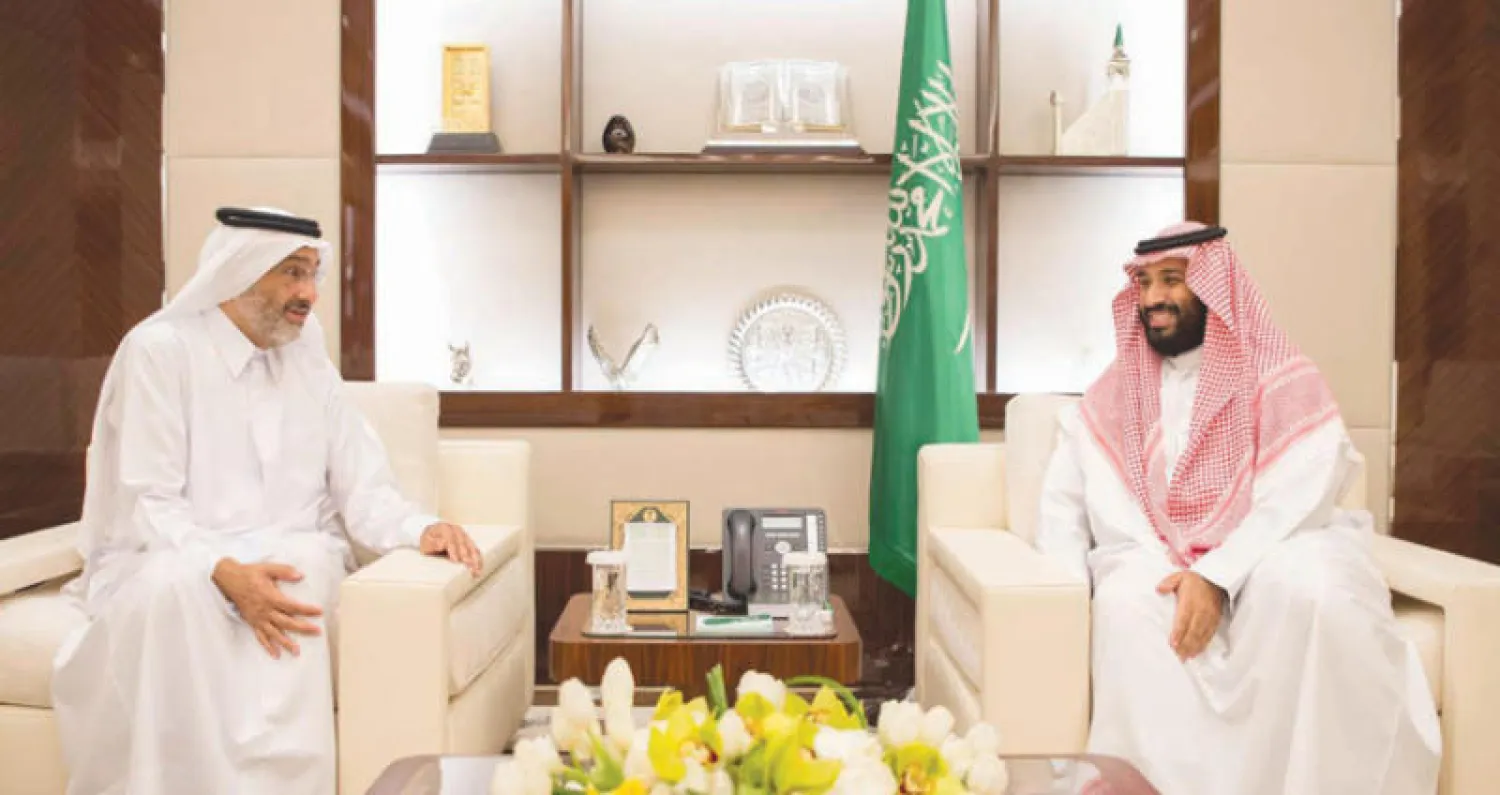 نائب خادم الحرمين الشريفين خلال لقائه الشيخ عبد الله بن علي آل ثاني (واس)