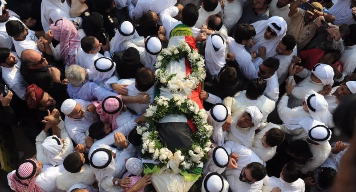 جانب من مراسم تشييع الفنان الكويتي عبد الحسين عبد الرضا (كونا)