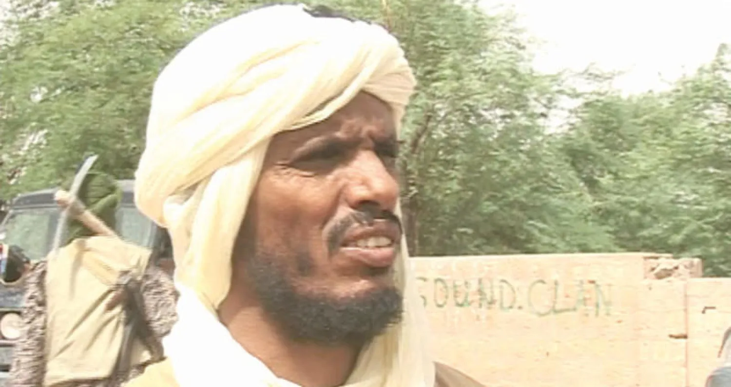 المهدي خلال إشرافه على هدم الأضرحة («الشرق الأوسط})