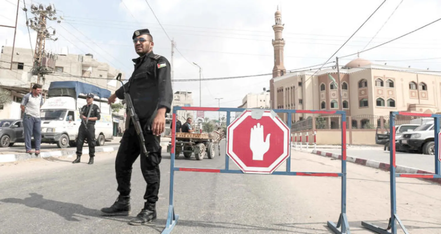 حاجز تفتيش لقوات الأمن التابعة لـ{حماس} في أحد شوارع رفح (أ.ف.ب)