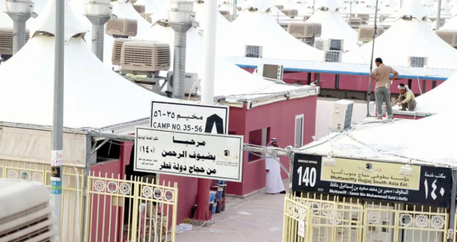 جانب من عمليات التركيب والصيانة لمخيمات حجاج قطر في مشعر منى (تصوير: أحمد حشاد)