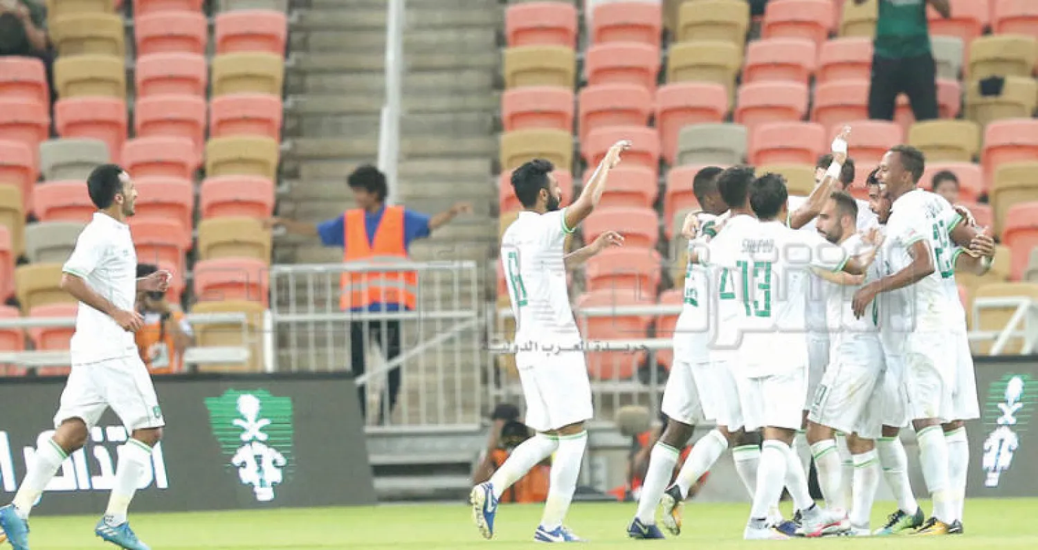 لاعبو الأهلي يحتفلون بأحد أهدافهم في شباك الفتح (تصوير: عدنان مهدلي)