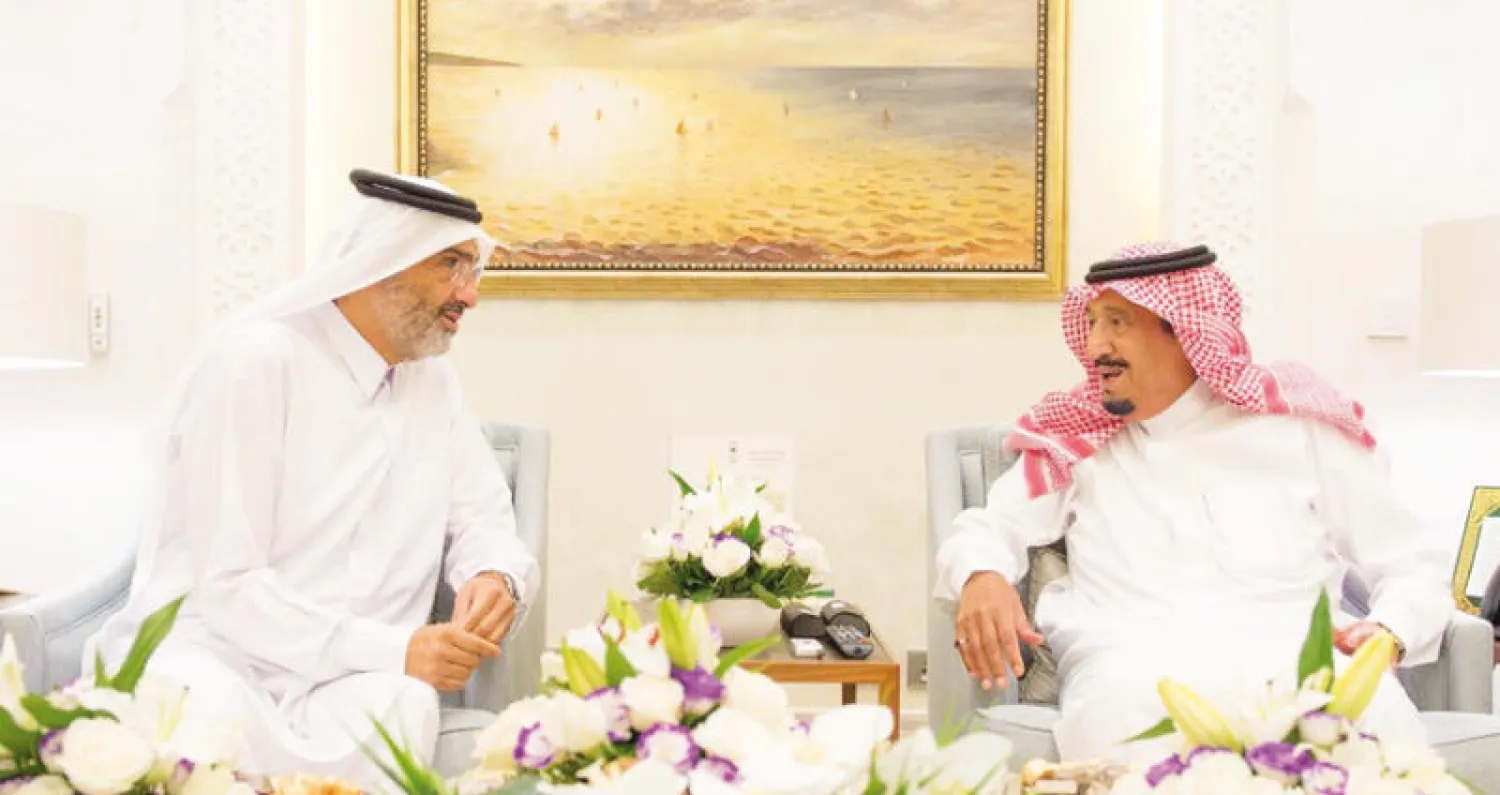 خادم الحرمين مستقبلاً الشيخ عبد الله بن علي آل ثاني في طنجة أمس (واس)