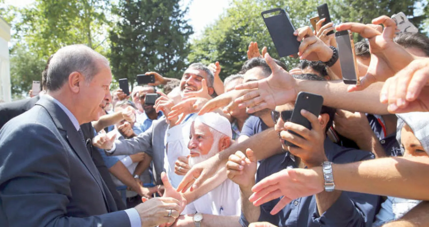 الرئيس إردوغان وسط مؤيديه في إسطنبول أمس (أ.ب)