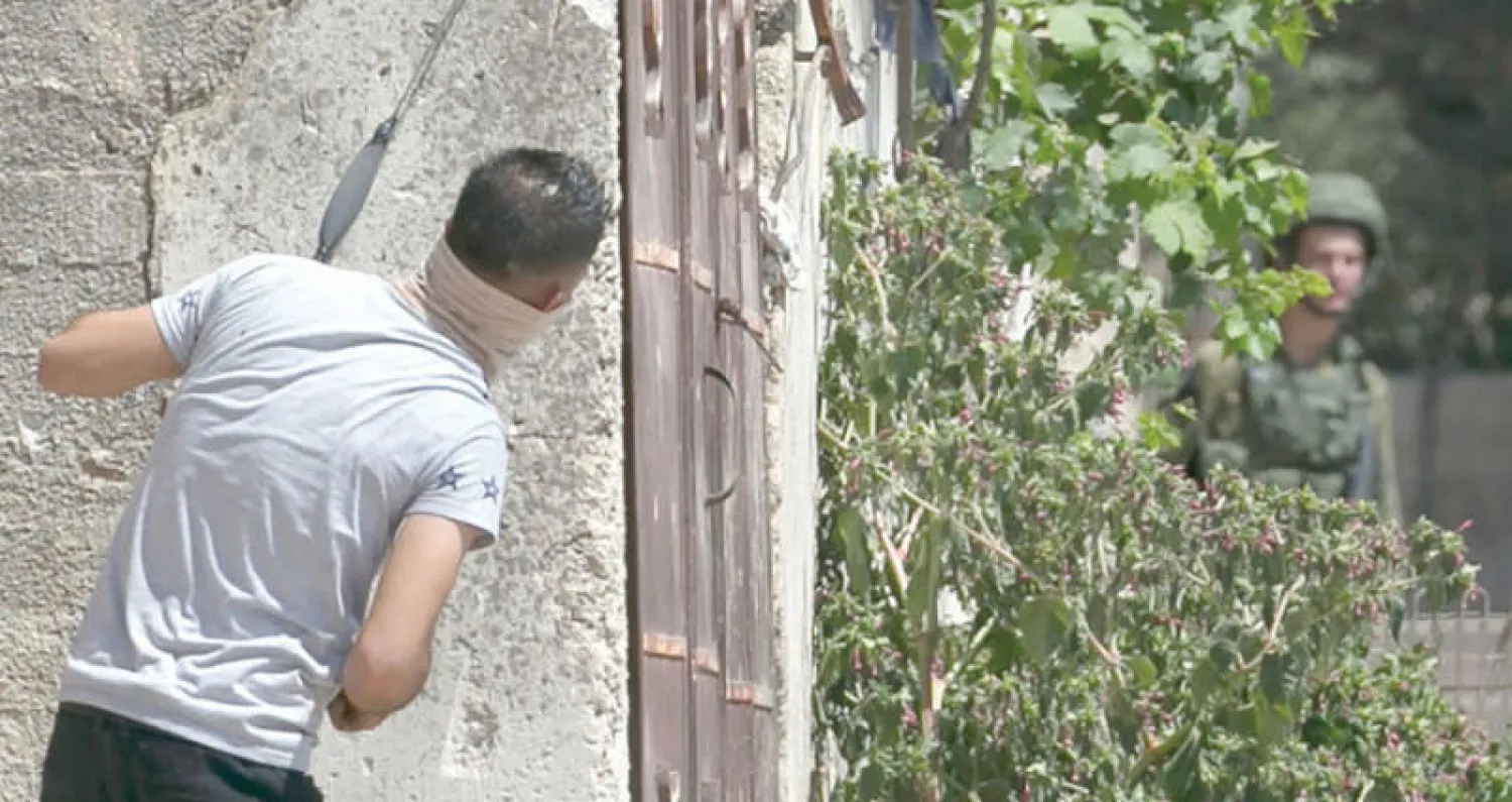 جانب من المواجهات بين الفلسطينيين وجيش الاحتلال في كفار كدوم قرب نابلس أمس (أ.ف.ب)