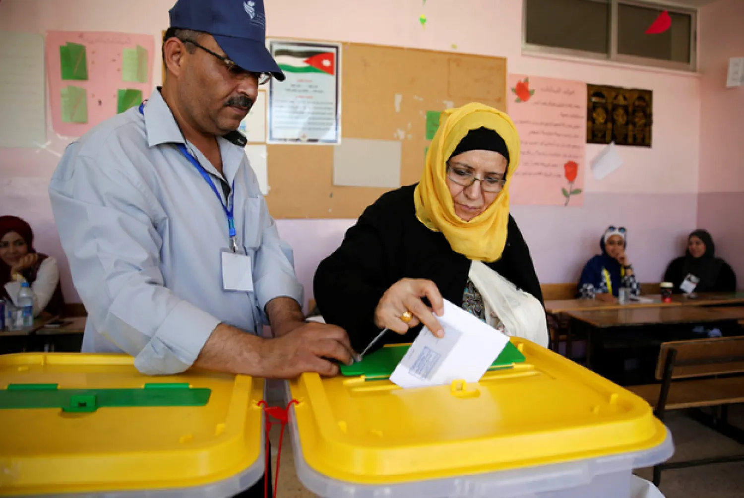 A Jordanian woman casts her ballot at polling station for local and municipal elections in Amman. (Reuters)