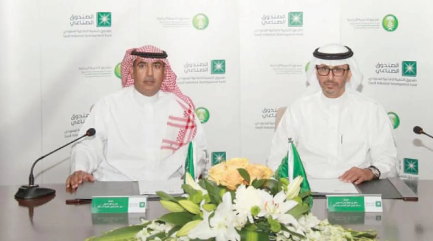The two parties sign the agreement in Riyadh on Thursday. Asharq Al-Awsat