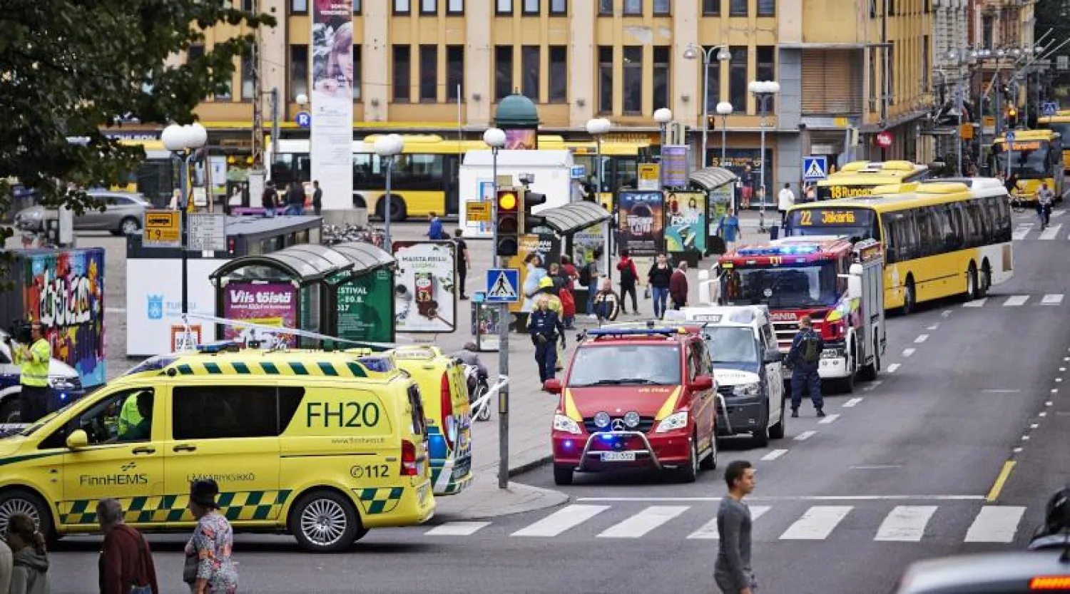 سيارات الإسعاف في موقع حادث الطعن الذي قُتل فيه شخصان بمدينة توركو (إ.ب.أ)