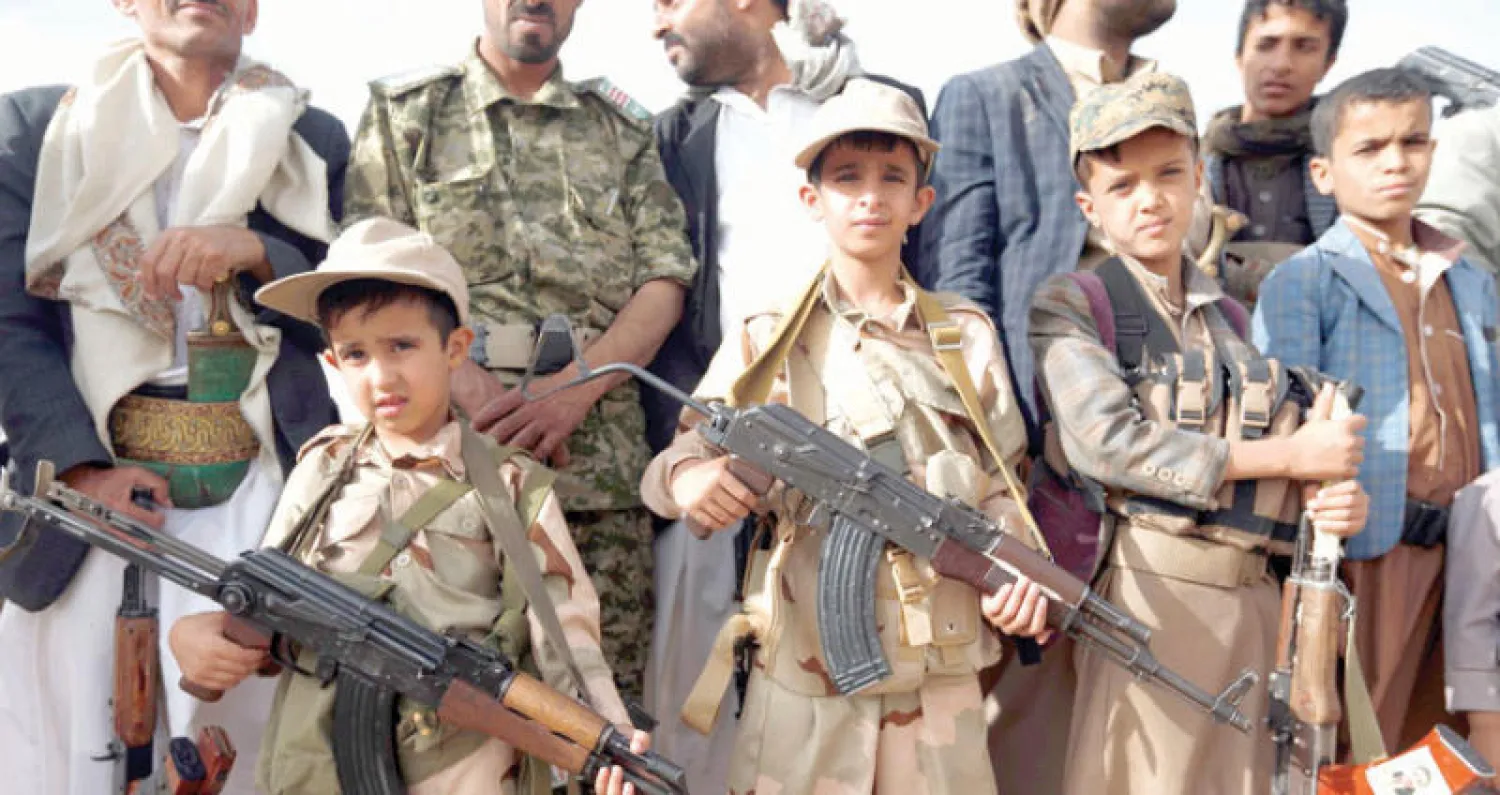 أطفال يحملون أسلحة في استعراض لقوى الانقلاب في صنعاء (أ.ف.ب)
