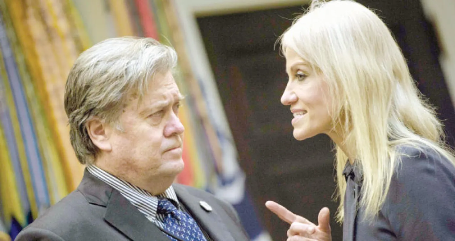 ستيف بانون مع مستشارة الرئيس كيليان كونوي خلال اجتماع في البيت الأبيض حول الأمن الإلكتروني (أ.ف.ب)