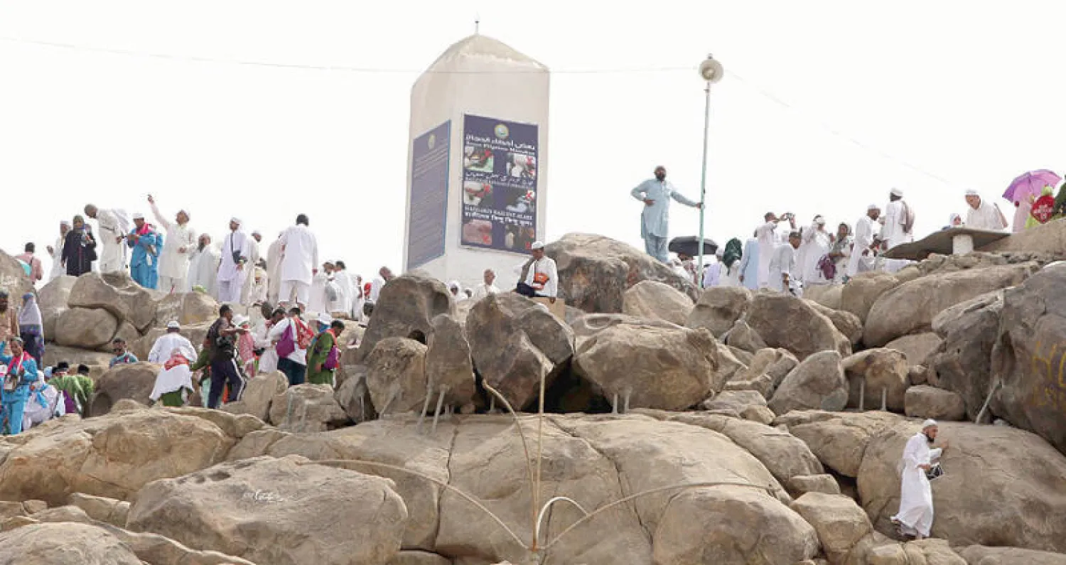 الحجاج خلال زيارتهم مشعر عرفات أمس (تصوير: أحمد حشاد)