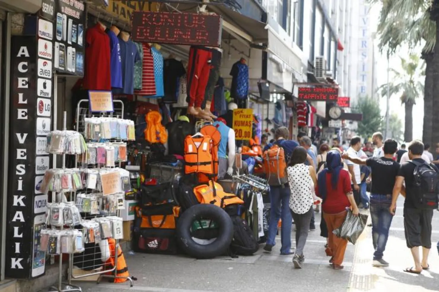 Clothing shops selling life jackets are seen in the Aegean port city of Izmir, western Turkey, August 10, 2015. Reuters photo