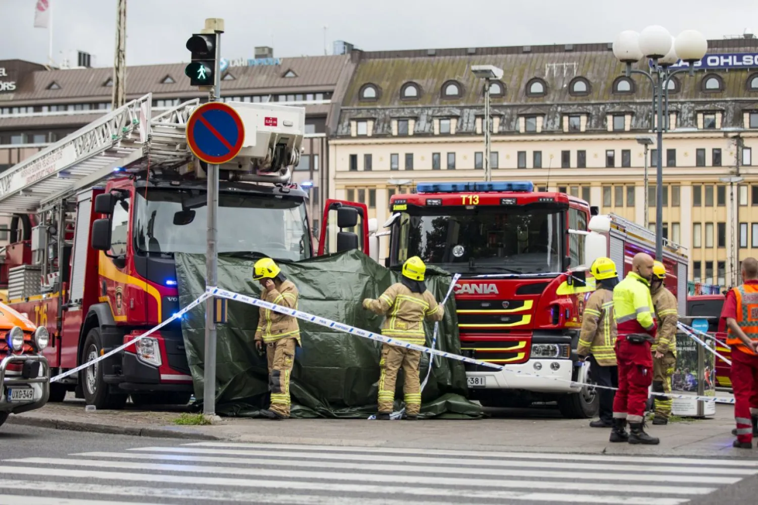 Rescue personnel have cordoned off the area at the Turku Market Square in the Finnish city of Turku where several people were stabbed on Aug. 18, 2017. (Roni Lehti/AFP/Getty Images)