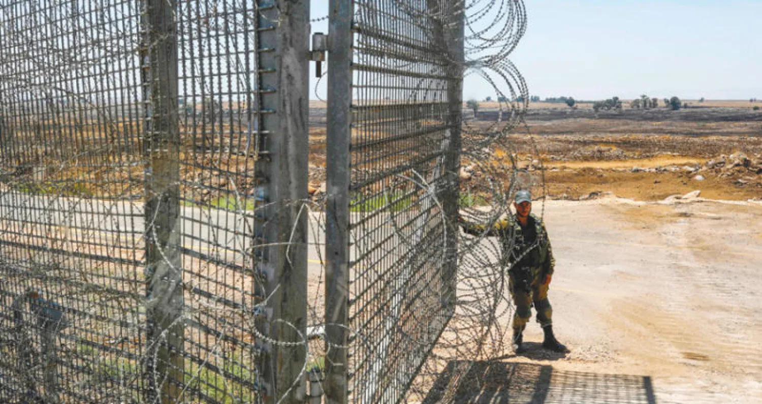 جندي إسرائيلي قرب سور يفصله عن الحدود السورية في مرتفعات الجولان المحتلة يوليو الماضي (أ.ف.ب)