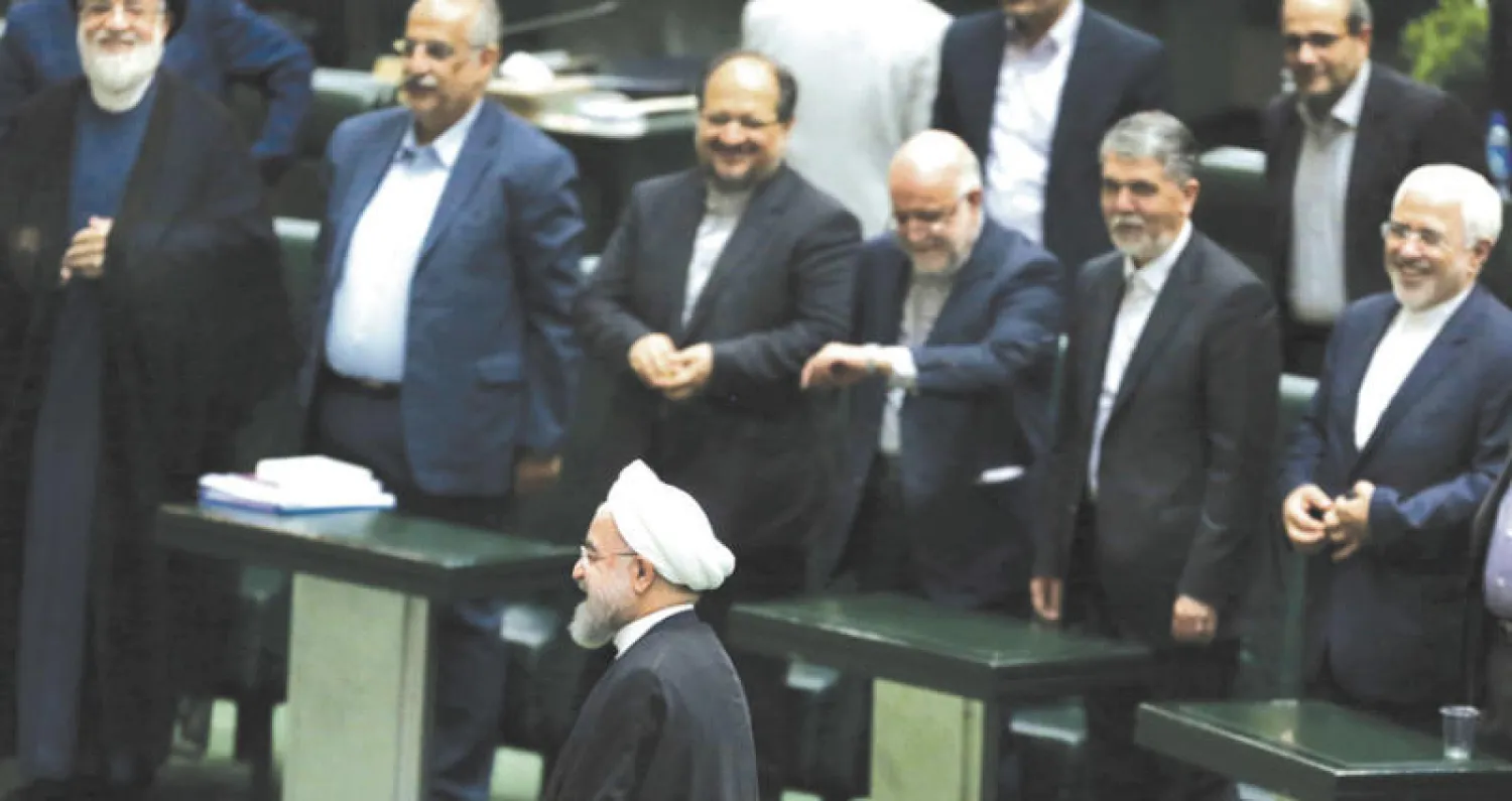 الرئيس الإيراني حسن روحاني يلقي خطابا قبل تصويت البرلمان على وزراء الحكومة أمس (أ.ب)