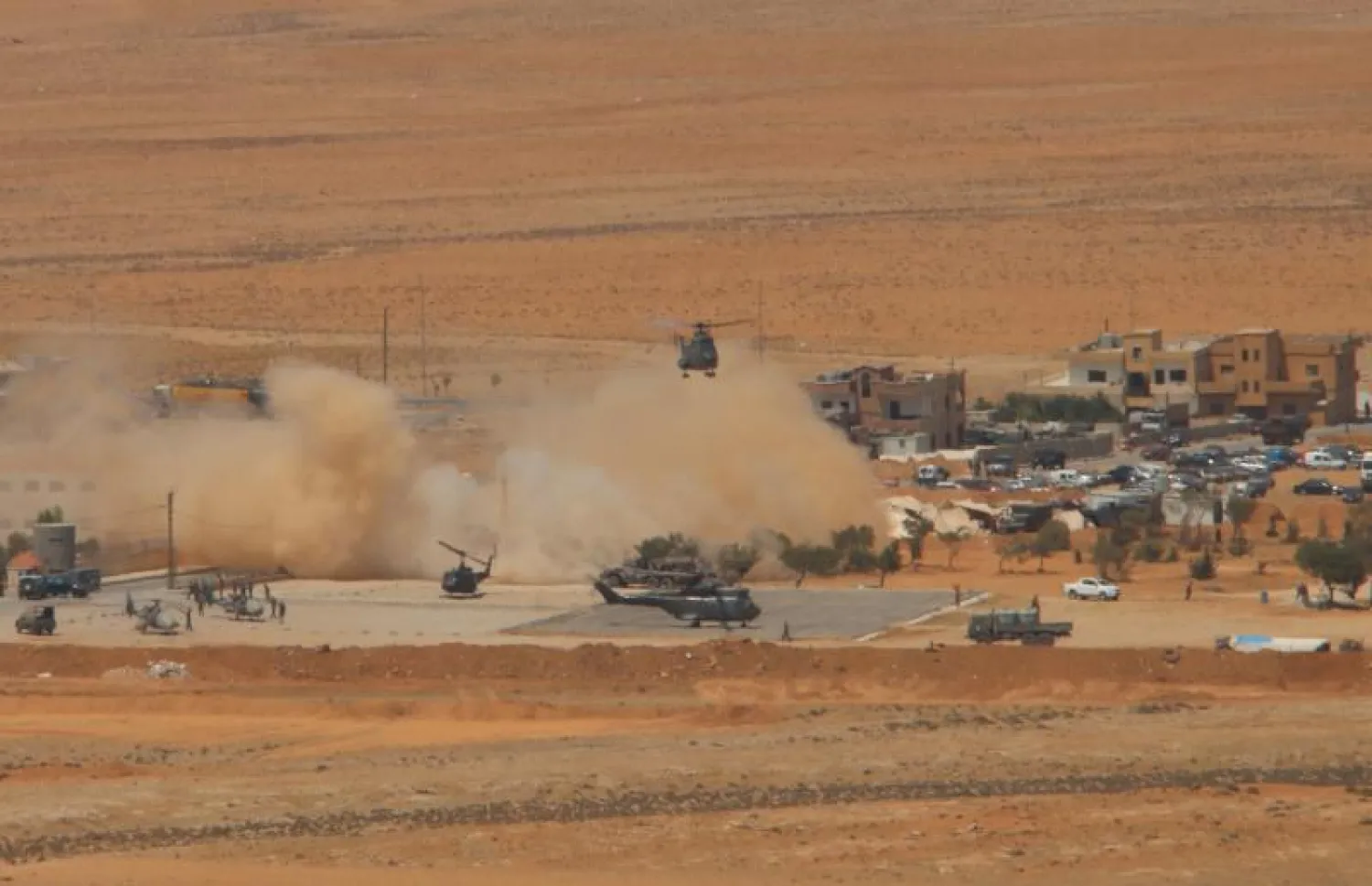 مروحية للجيش اللبناني تهبط في قاعدة عسكرية قرب رأس بعلبك (أ.ف.ب)