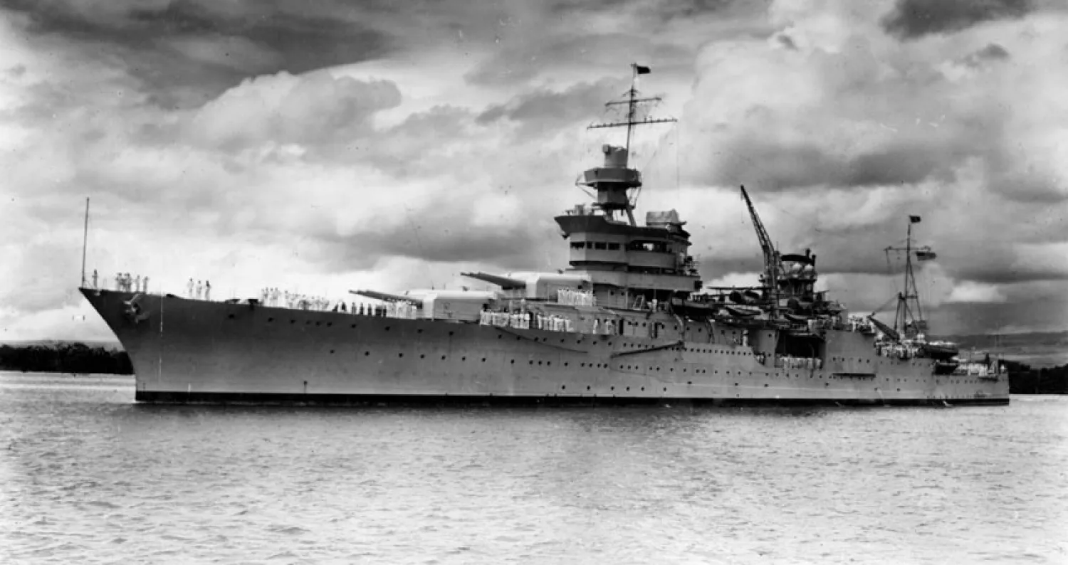 السفينة الحربية الأميركية إنديانابوليس في ميناء بيرل هاربر (رويترز)