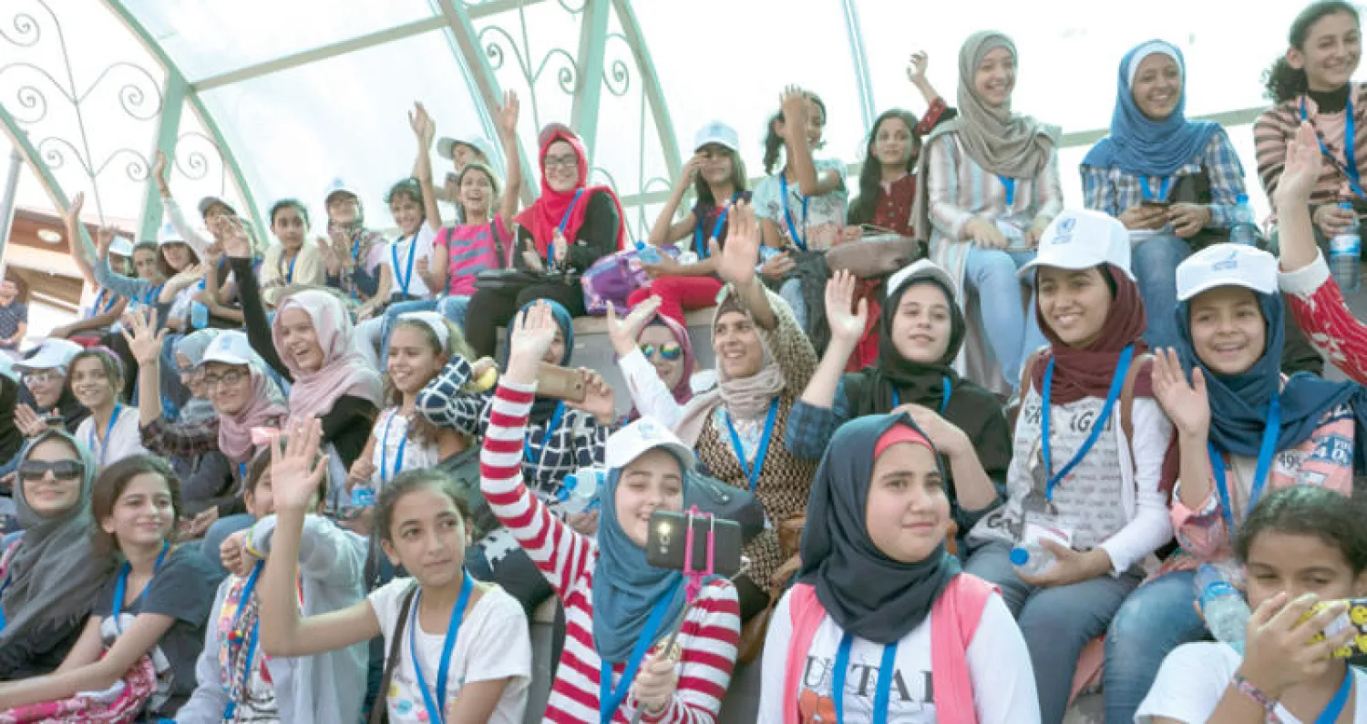 تلميذات من قطاع غزة خلال زيارتهن لمؤسسة تابعة لـ«أونروا» في القدس (إ.ب.أ)