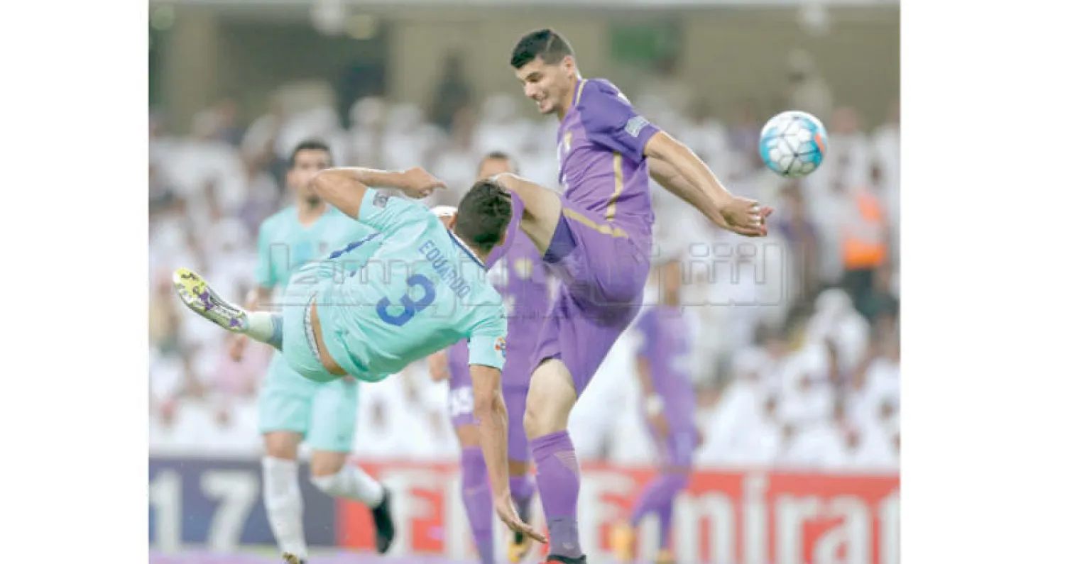 إدواردو مهاجم الهلال في محاولة تهديفية وسط مضايقة مهند سالم من العين (تصوير: بدر الحمد)