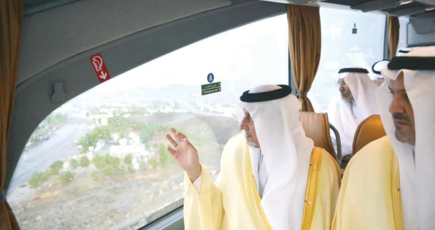 الأمير خالد الفيصل أثناء تفقده مشاريع في المشاعر المقدسة أمس («الشرق الأوسط»)