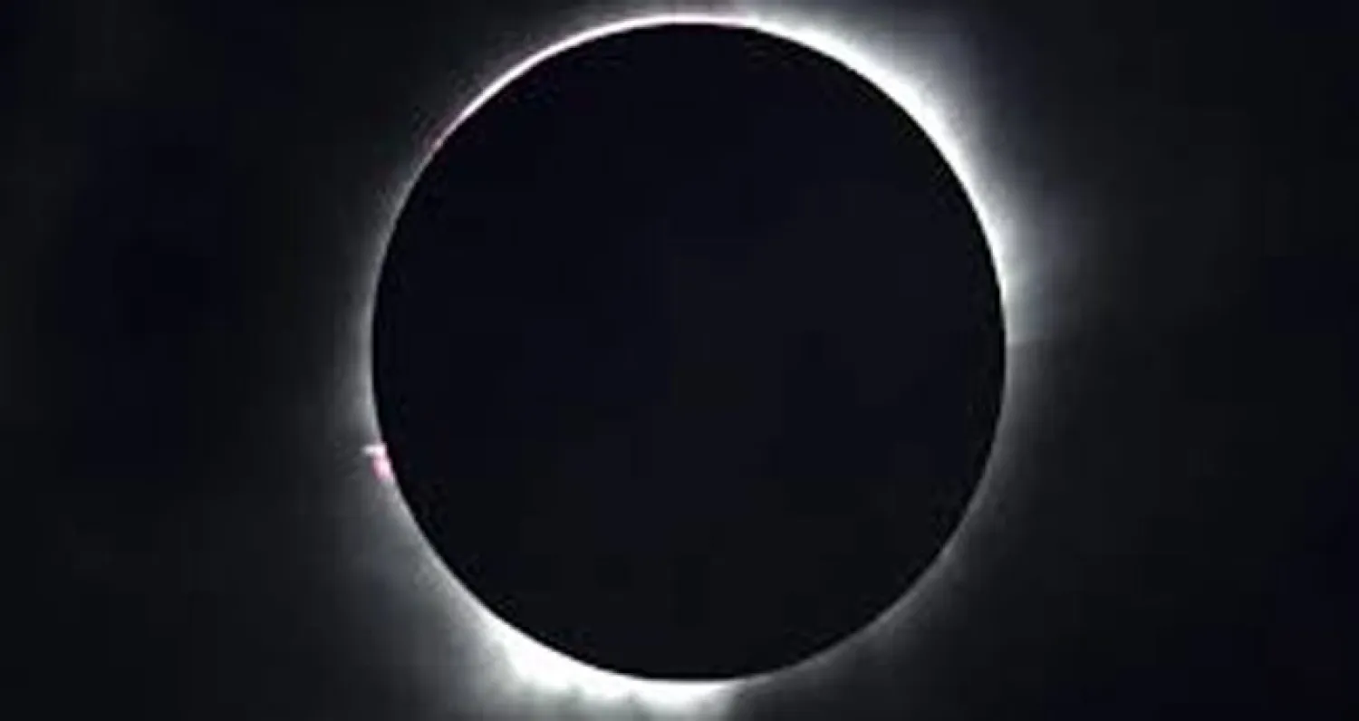 الأميركيون يتابعون الكسوف الكلي للشمس اليوم