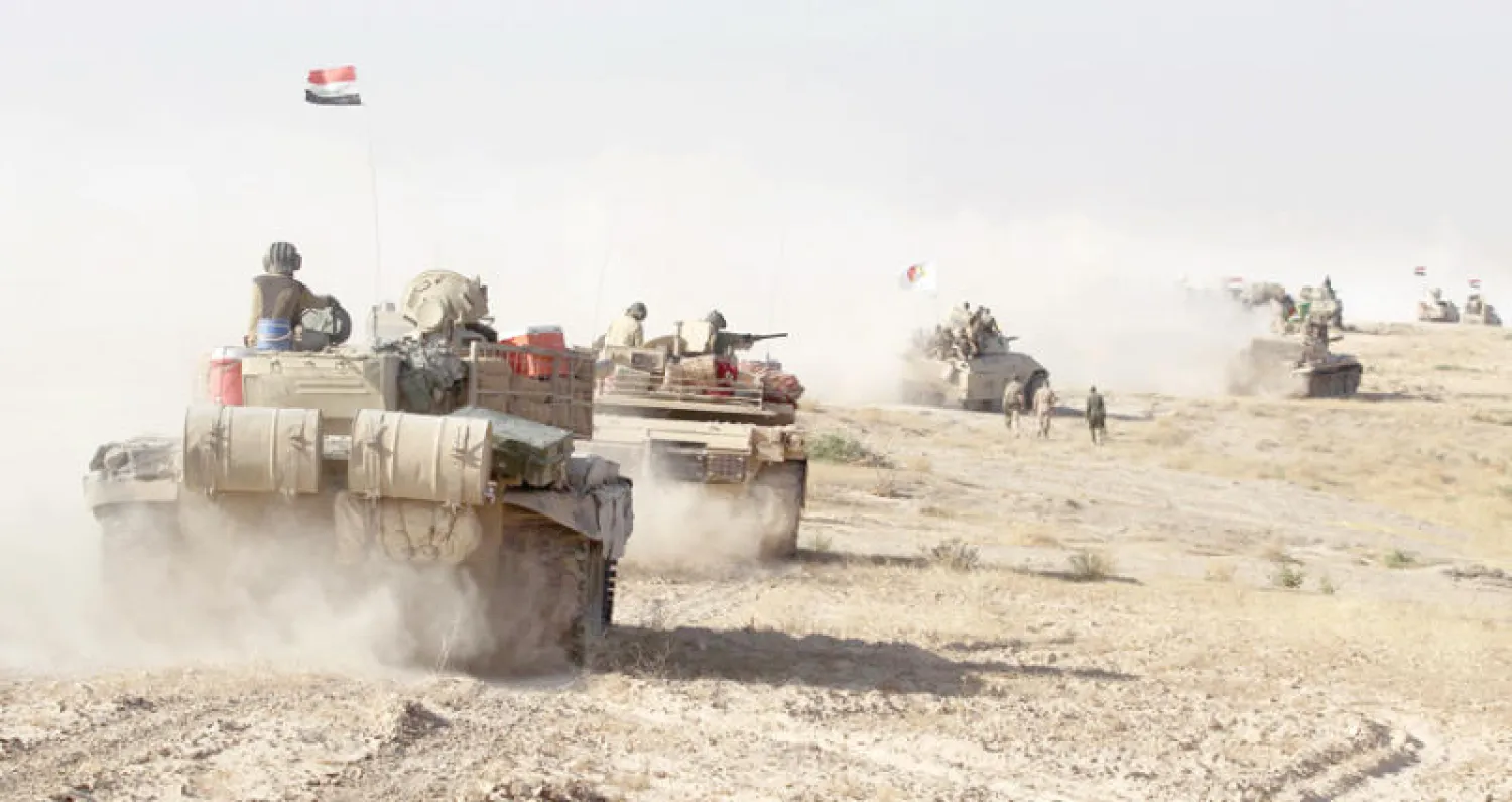 قوات عراقية مدعومة من «الحشد الشعبي» تتقدم نحو تلعفر أمس (أ.ف.ب)