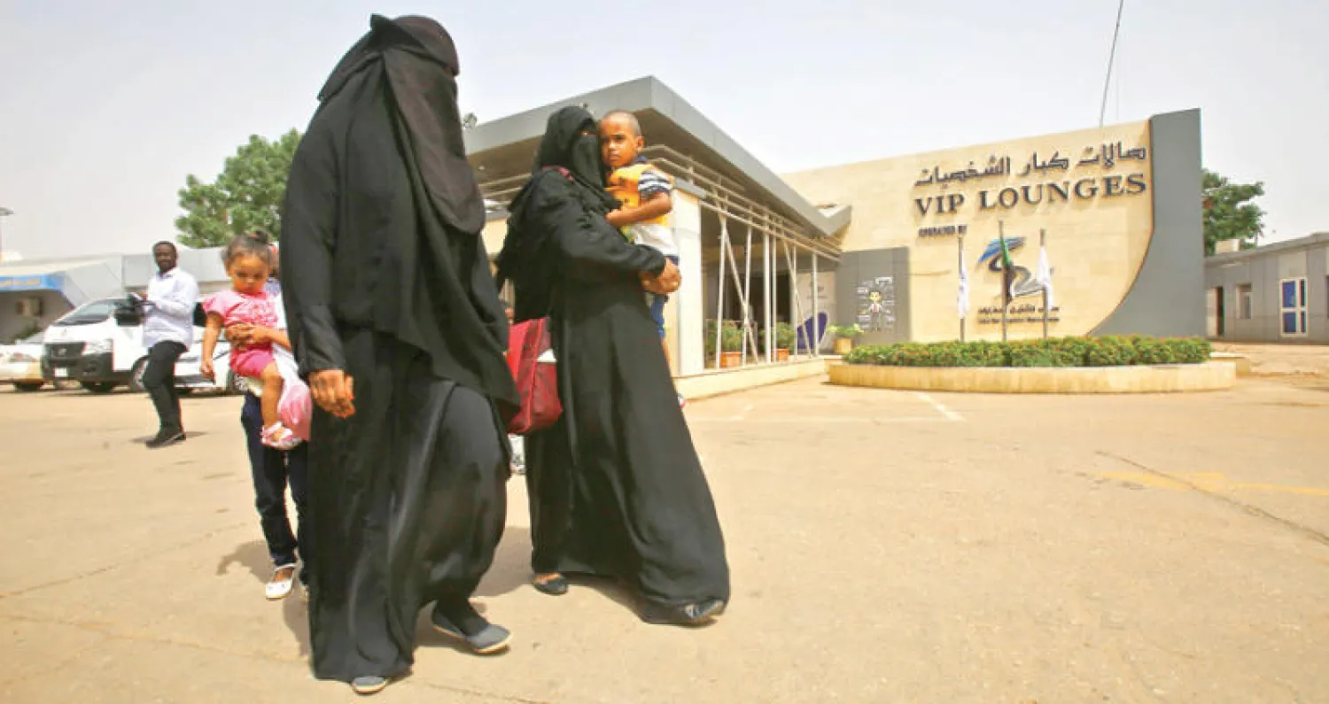 سودانيتان في مطار الخرطوم أمس (أ.ف.ب)