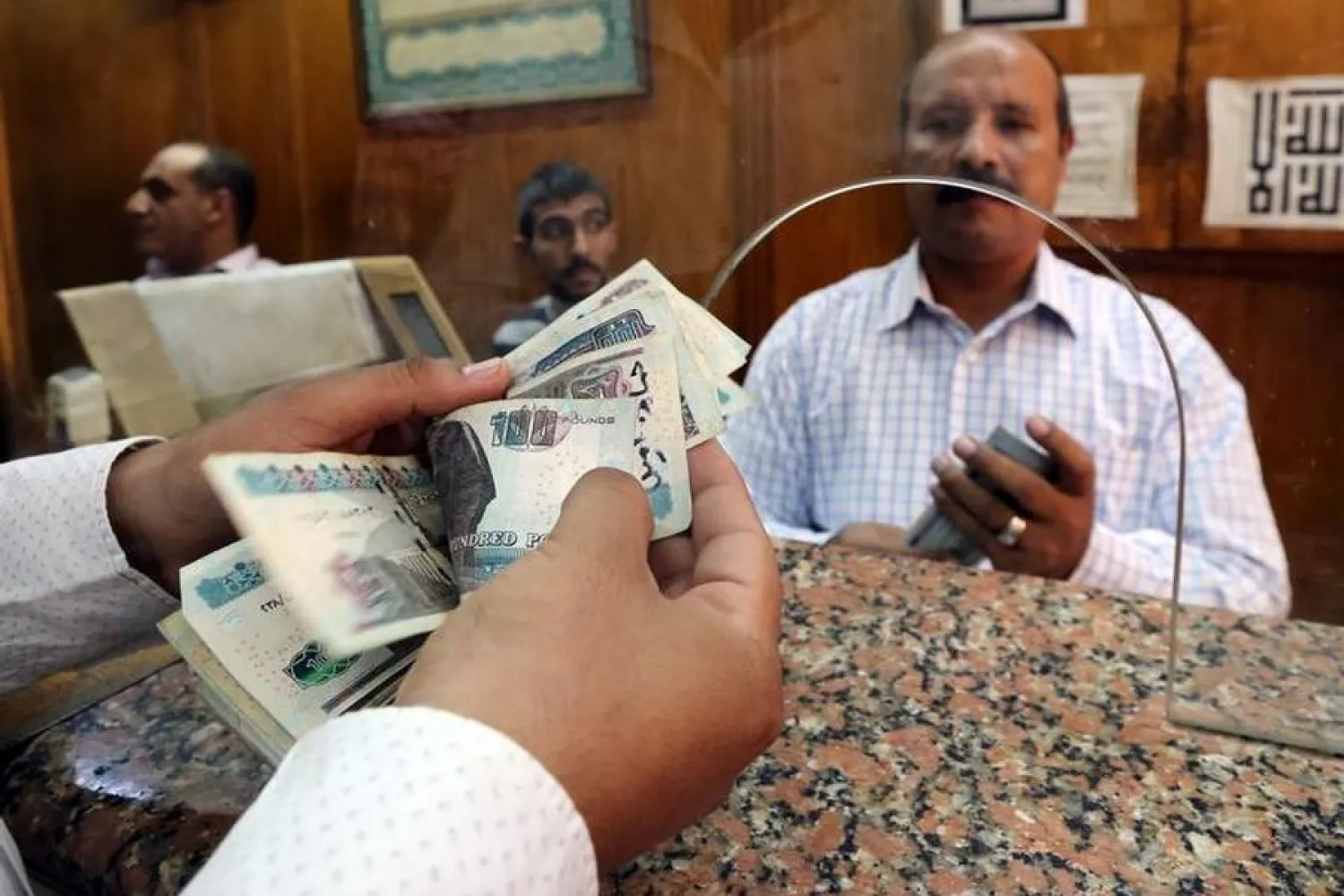 An employee counts Egyptian pounds in a bank in Cairo, Egypt, November 3, 2016. (Reuters)