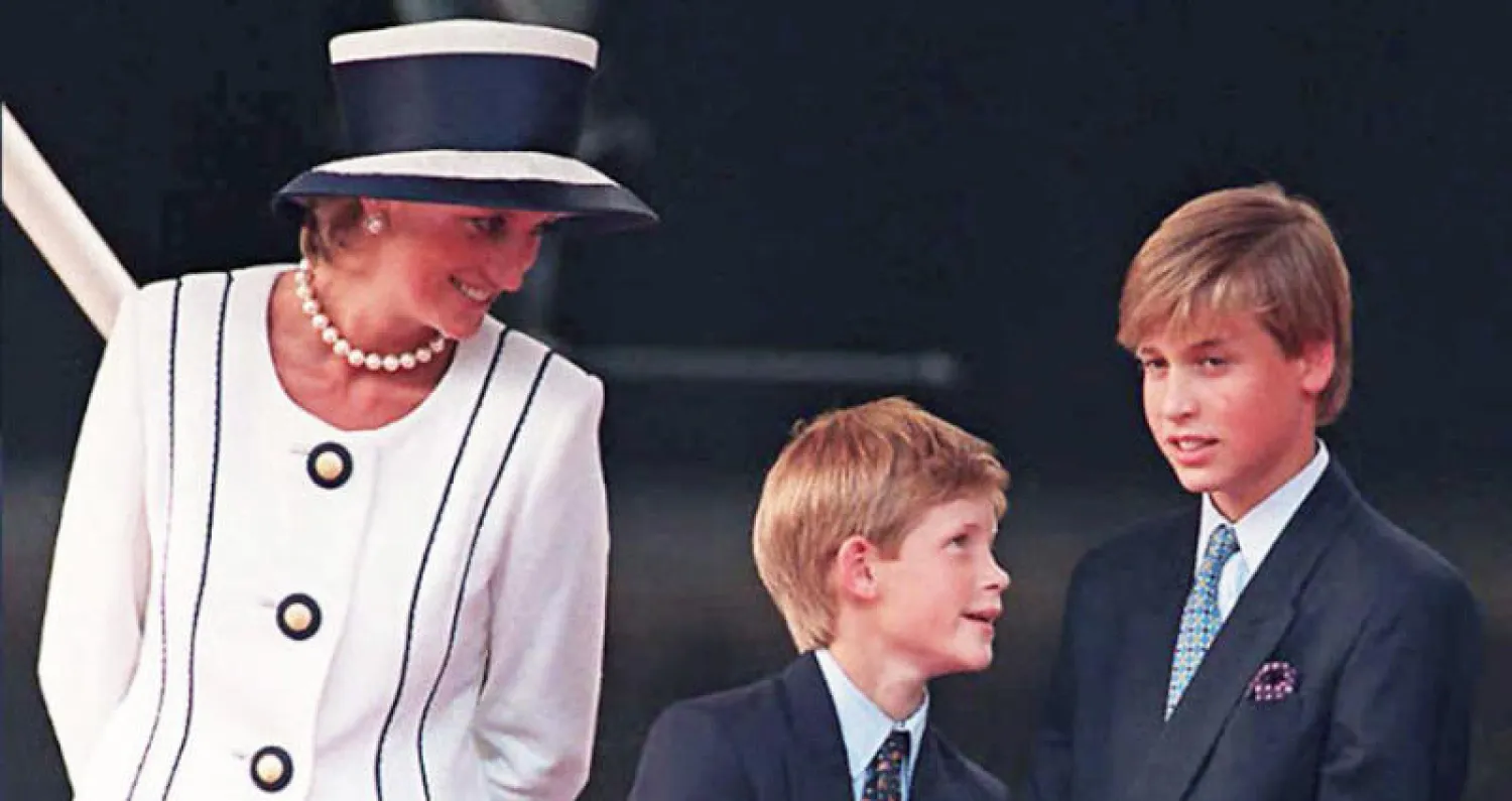 الأميران ويليام وهاري مع والدتهما ديانا عام 1995 (أ.ف.ب)