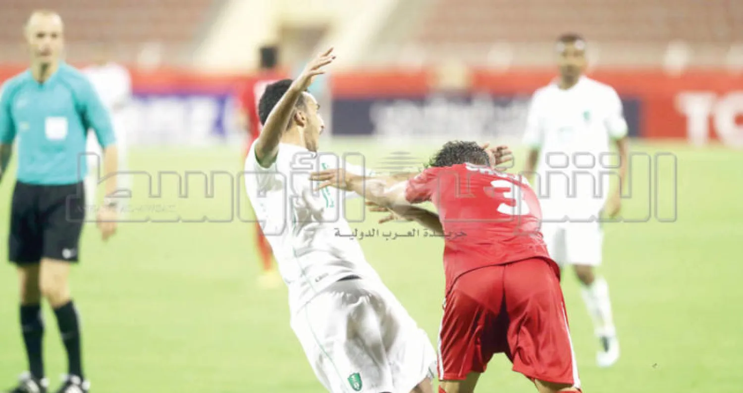 الإيراني خان زاده يعتدي على صالح العمري لاعب الأهلي فيما اكتفى حكم المباراة بإشهار بطاقة صفراء (تصوير: عيسى الدبيسي)